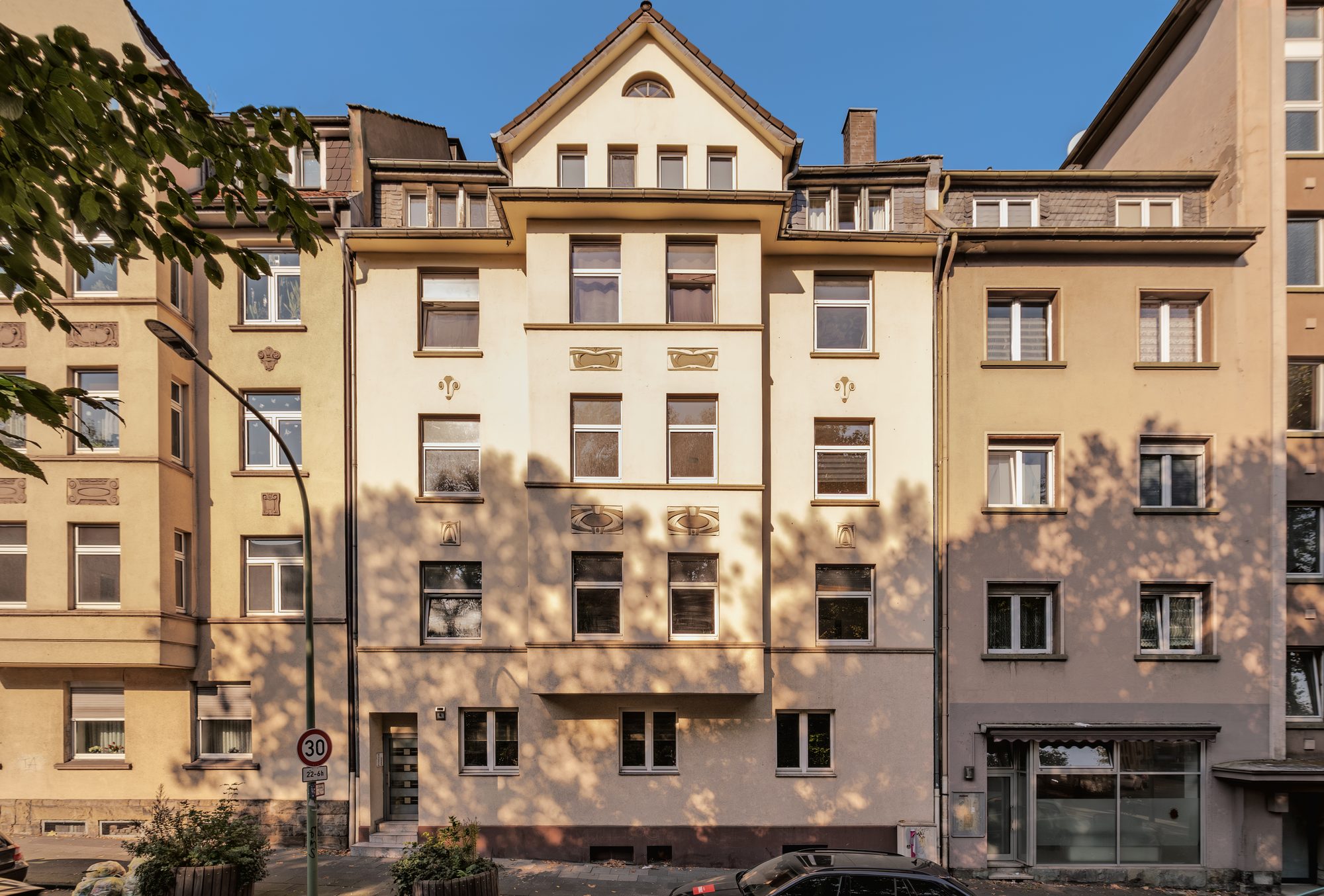 Gründerzeit-Mehrfamilienhaus mit geschwungenem Giebel und Jugendstil-Fassade