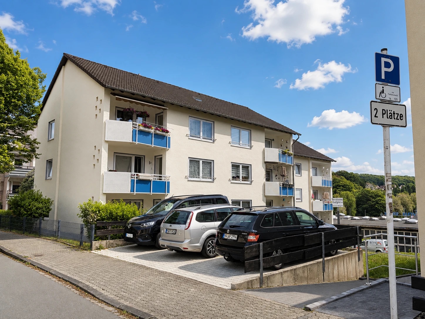 Mehrfamilienhaus mit blauen Balkonen in ruhiger Lage