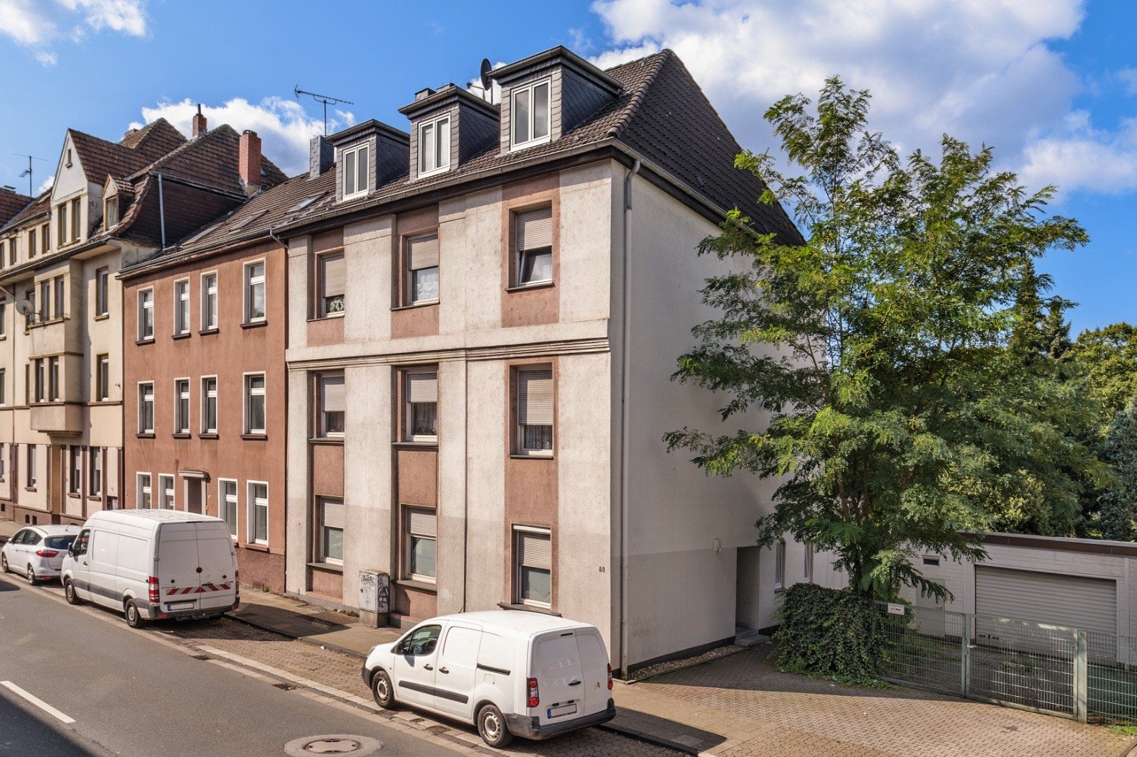 Mehrfamilienhaus mit Mansarddach