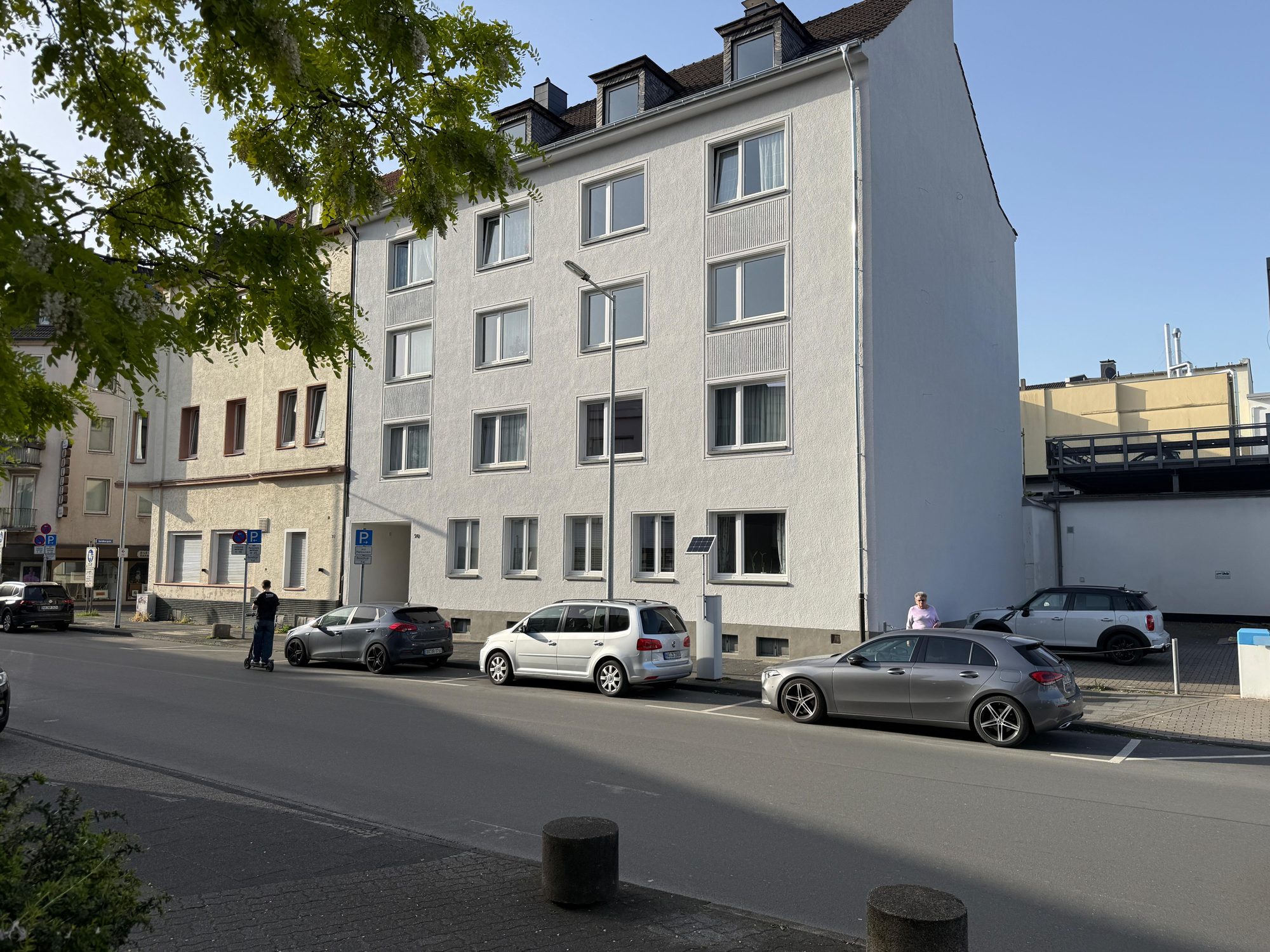 Weißes Mehrfamilienhaus an der Straße